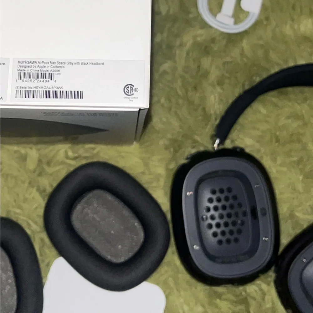 - Apple airpods max